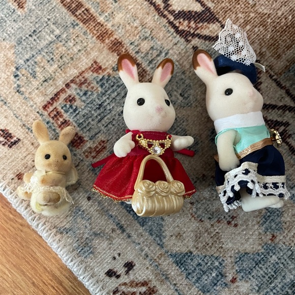 Calico Critters Cherry Cruiser with Dressy Cottontail Rabbits and Violin - Picture 7 of 7